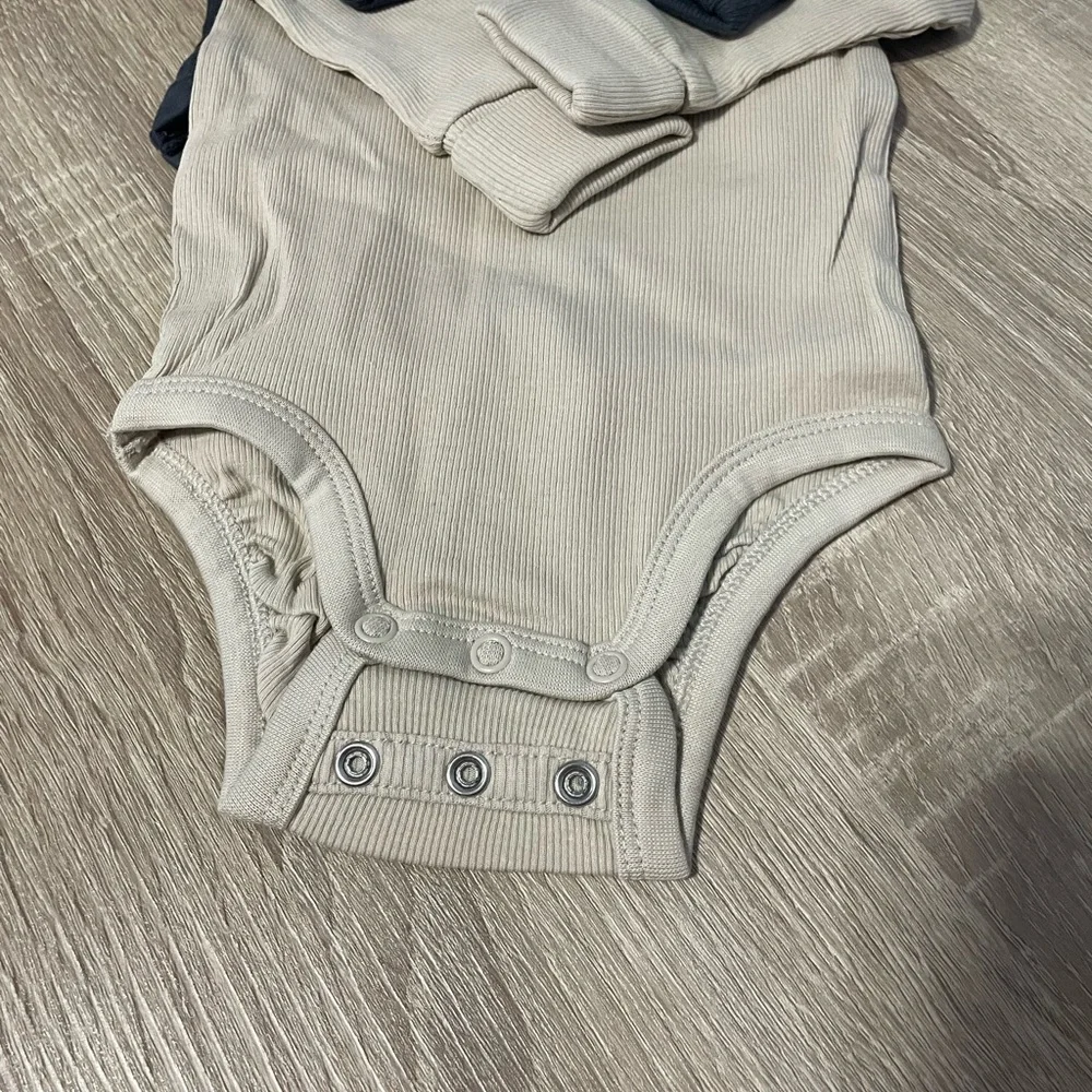 H&M Ribbed Onesies - Picture 3 of 3